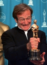 Robin Williams celebra su Oscar por "Good Will Hunting"